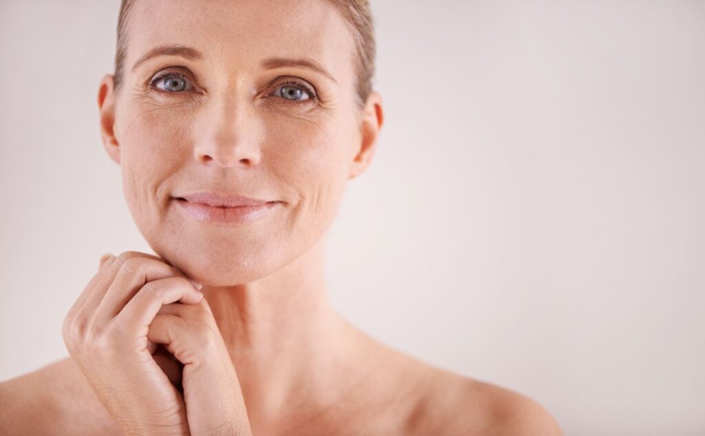close-up femeie cu ten matur care zambeste; cosmetica, frumusete